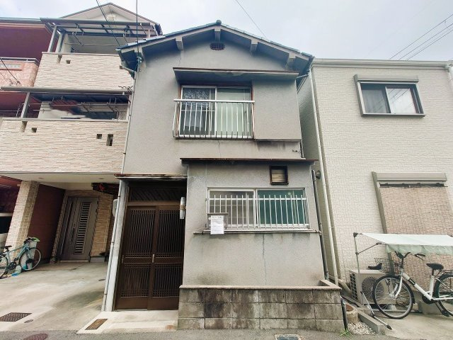 近江堂1丁目　売り土地（古家付き）の前面道路含む現地写真