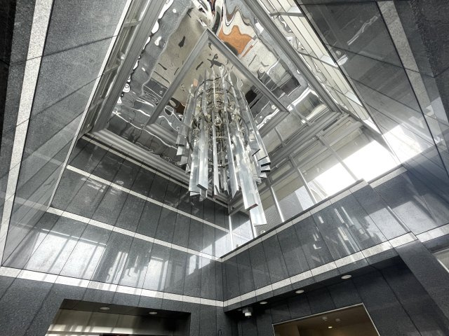 今の時代にふさわしきマンションはココ！太陽光売電、蓄電池も備えた駐車場確保の『レーベンリヴァーレ横濱鶴ケ峰ヒルズ』リノベーション！ペットも飼えるよ♪のエントランス|清潔なエントランスです