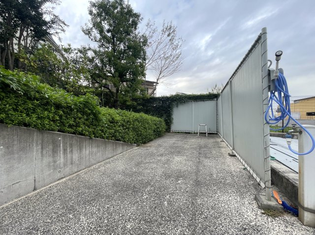 今の時代にふさわしきマンションはココ！太陽光売電、蓄電池も備えた駐車場確保の『レーベンリヴァーレ横濱鶴ケ峰ヒルズ』リノベーション！ペットも飼えるよ♪のその他共用部分|洗車スペースです。