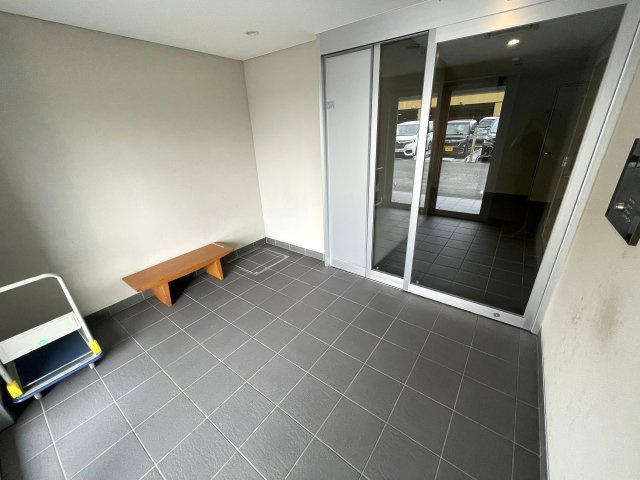 今の時代にふさわしきマンションはココ！太陽光売電、蓄電池も備えた駐車場確保の『レーベンリヴァーレ横濱鶴ケ峰ヒルズ』リノベーション！ペットも飼えるよ♪のエントランス|サブエントランスです。