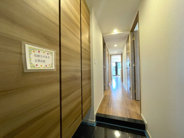 今の時代にふさわしきマンションはココ！太陽光売電、蓄電池も備えた駐車場確保の『レーベンリヴァーレ横濱鶴ケ峰ヒルズ』リノベーション！ペットも飼えるよ♪の玄関|シンプルで使いやすい玄関です