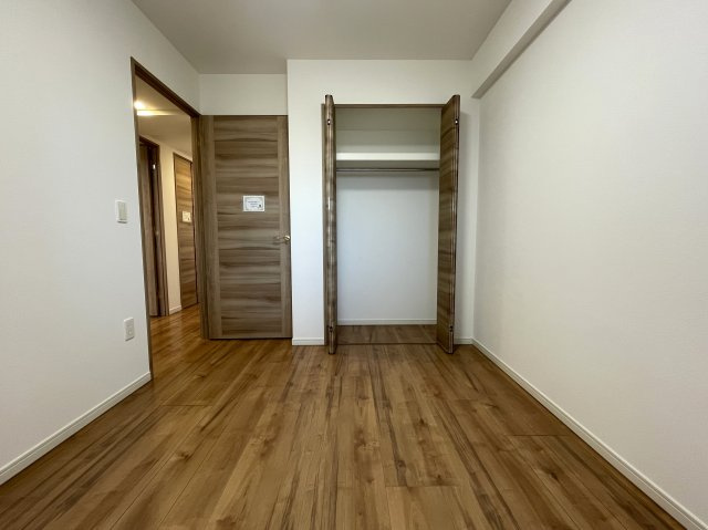 今の時代にふさわしきマンションはココ！太陽光売電、蓄電池も備えた駐車場確保の『レーベンリヴァーレ横濱鶴ケ峰ヒルズ』リノベーション！ペットも飼えるよ♪の洋室|ゆったりした洋室です
