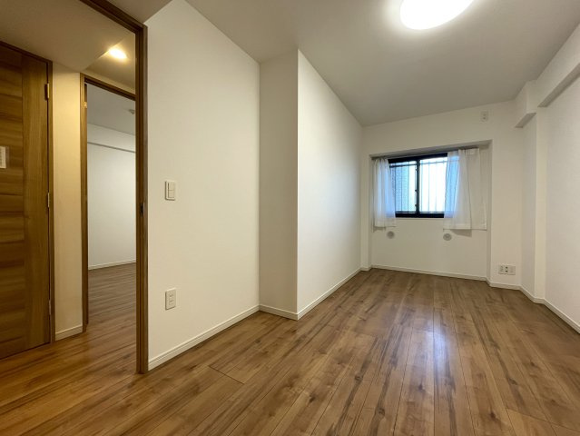 今の時代にふさわしきマンションはココ！太陽光売電、蓄電池も備えた駐車場確保の『レーベンリヴァーレ横濱鶴ケ峰ヒルズ』リノベーション！ペットも飼えるよ♪の洋室|ゆったりした洋室です