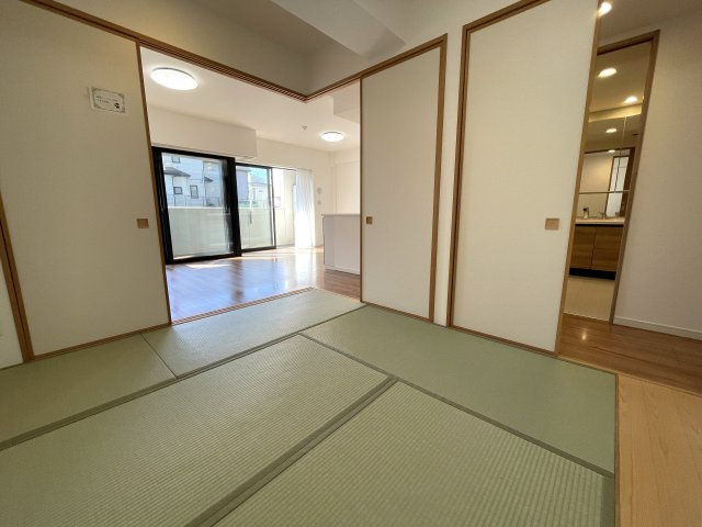 今の時代にふさわしきマンションはココ！太陽光売電、蓄電池も備えた駐車場確保の『レーベンリヴァーレ横濱鶴ケ峰ヒルズ』リノベーション！ペットも飼えるよ♪の和室|柔らかい畳が心地よい和室