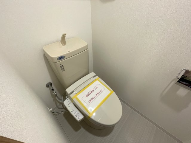 今の時代にふさわしきマンションはココ！太陽光売電、蓄電池も備えた駐車場確保の『レーベンリヴァーレ横濱鶴ケ峰ヒルズ』リノベーション！ペットも飼えるよ♪のトイレ|清潔感のあるトイレです