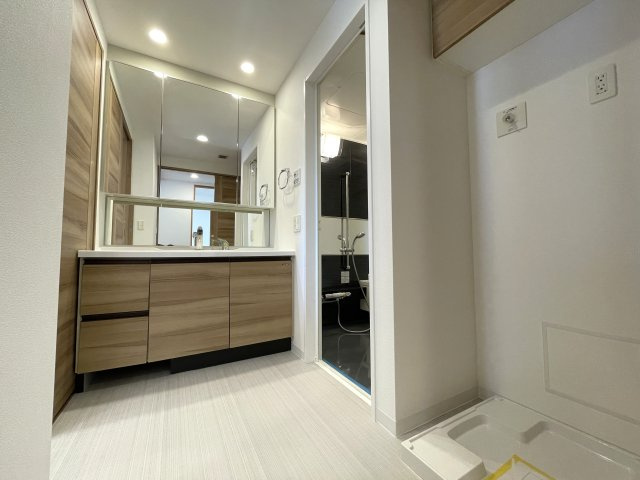 今の時代にふさわしきマンションはココ！太陽光売電、蓄電池も備えた駐車場確保の『レーベンリヴァーレ横濱鶴ケ峰ヒルズ』リノベーション！ペットも飼えるよ♪の脱衣所