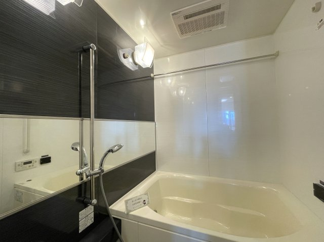 今の時代にふさわしきマンションはココ！太陽光売電、蓄電池も備えた駐車場確保の『レーベンリヴァーレ横濱鶴ケ峰ヒルズ』リノベーション！ペットも飼えるよ♪の浴室|日々の疲れを癒すお風呂付です