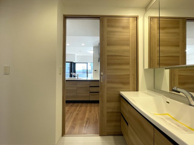 今の時代にふさわしきマンションはココ！太陽光売電、蓄電池も備えた駐車場確保の『レーベンリヴァーレ横濱鶴ケ峰ヒルズ』リノベーション！ペットも飼えるよ♪の独立洗面台|独立洗面化粧台付き