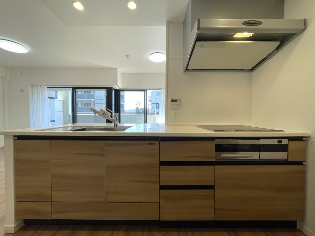 今の時代にふさわしきマンションはココ！太陽光売電、蓄電池も備えた駐車場確保の『レーベンリヴァーレ横濱鶴ケ峰ヒルズ』リノベーション！ペットも飼えるよ♪のキッチン|使いやすいキッチンです