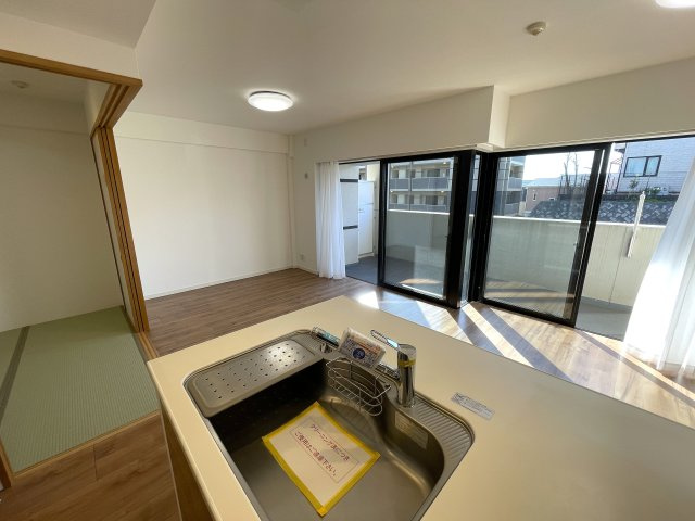 今の時代にふさわしきマンションはココ！太陽光売電、蓄電池も備えた駐車場確保の『レーベンリヴァーレ横濱鶴ケ峰ヒルズ』リノベーション！ペットも飼えるよ♪の居間・リビング|こちらのリビングで趣味の時間をお楽しみください