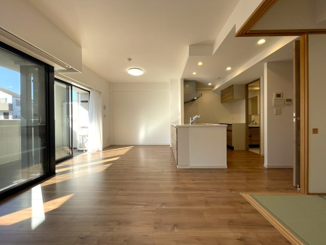 今の時代にふさわしきマンションはココ！太陽光売電、蓄電池も備えた駐車場確保の『レーベンリヴァーレ横濱鶴ケ峰ヒルズ』リノベーション！ペットも飼えるよ♪の居間・リビング|ゆったり過ごせるリビングです