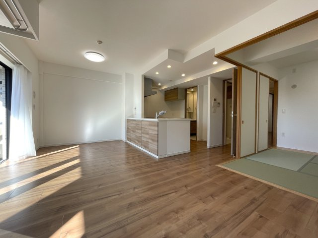 今の時代にふさわしきマンションはココ！太陽光売電、蓄電池も備えた駐車場確保の『レーベンリヴァーレ横濱鶴ケ峰ヒルズ』リノベーション！ペットも飼えるよ♪の居間・リビング|ゆったり過ごせるリビングです