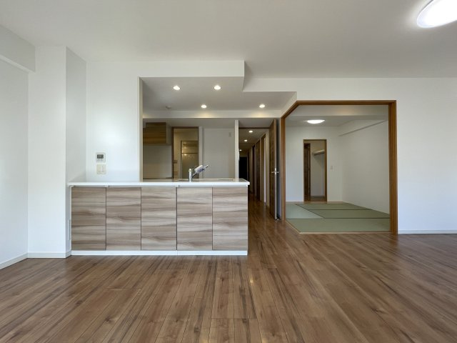 今の時代にふさわしきマンションはココ！太陽光売電、蓄電池も備えた駐車場確保の『レーベンリヴァーレ横濱鶴ケ峰ヒルズ』リノベーション！ペットも飼えるよ♪の居間・リビング|こちらのリビングで趣味の時間をお楽しみください