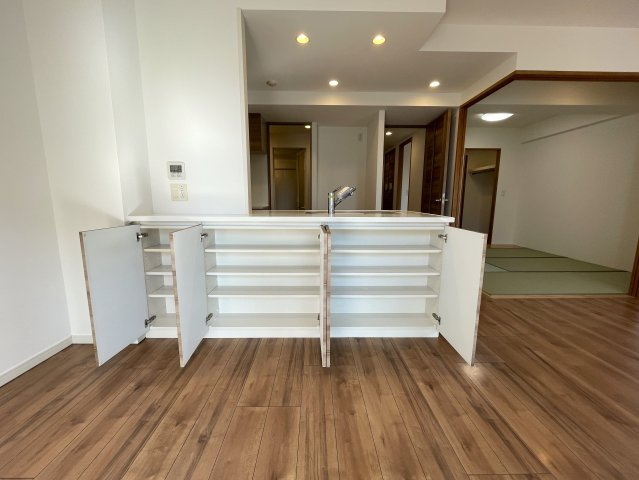 今の時代にふさわしきマンションはココ！太陽光売電、蓄電池も備えた駐車場確保の『レーベンリヴァーレ横濱鶴ケ峰ヒルズ』リノベーション！ペットも飼えるよ♪の居間・リビング|使いやすいリビングです