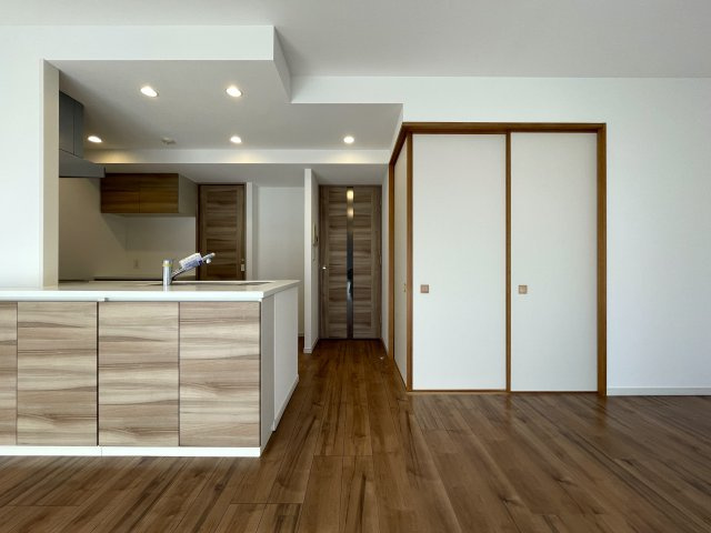 今の時代にふさわしきマンションはココ！太陽光売電、蓄電池も備えた駐車場確保の『レーベンリヴァーレ横濱鶴ケ峰ヒルズ』リノベーション！ペットも飼えるよ♪の居間・リビング