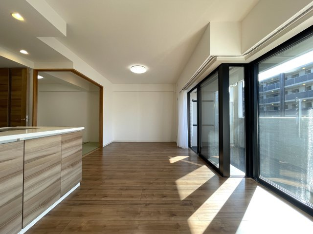 今の時代にふさわしきマンションはココ！太陽光売電、蓄電池も備えた駐車場確保の『レーベンリヴァーレ横濱鶴ケ峰ヒルズ』リノベーション！ペットも飼えるよ♪の居間・リビング|ゆったりとした居間です