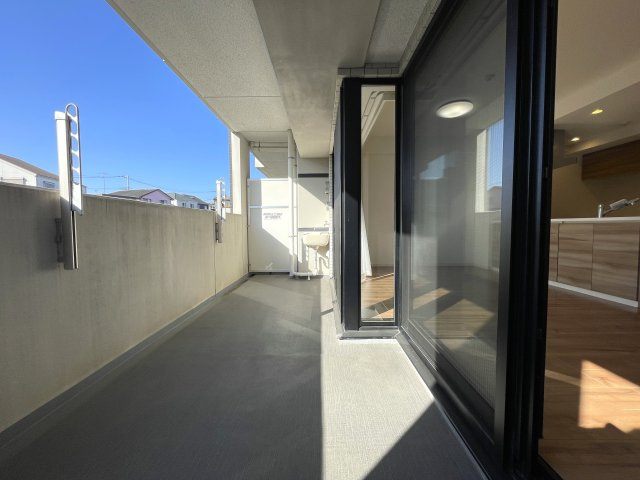 今の時代にふさわしきマンションはココ！太陽光売電、蓄電池も備えた駐車場確保の『レーベンリヴァーレ横濱鶴ケ峰ヒルズ』リノベーション！ペットも飼えるよ♪のバルコニー|開放的で明るい空間を演出してくれるバルコニーです