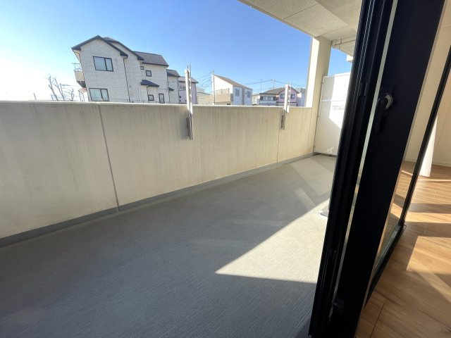 今の時代にふさわしきマンションはココ！太陽光売電、蓄電池も備えた駐車場確保の『レーベンリヴァーレ横濱鶴ケ峰ヒルズ』リノベーション！ペットも飼えるよ♪のバルコニー|バルコニーからの眺めを楽しみながら食事をしませんか