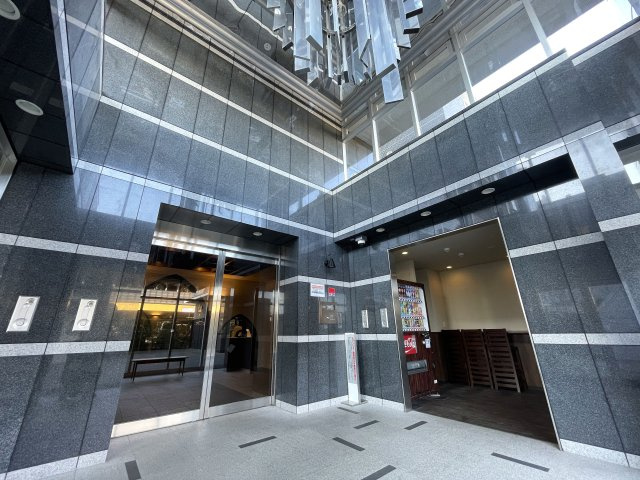 今の時代にふさわしきマンションはココ！太陽光売電、蓄電池も備えた駐車場確保の『レーベンリヴァーレ横濱鶴ケ峰ヒルズ』リノベーション！ペットも飼えるよ♪のエントランス|メインエントランスです