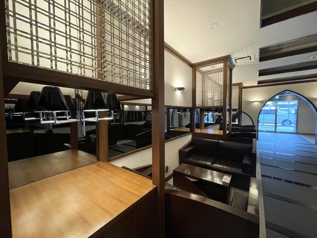 今の時代にふさわしきマンションはココ！太陽光売電、蓄電池も備えた駐車場確保の『レーベンリヴァーレ横濱鶴ケ峰ヒルズ』リノベーション！ペットも飼えるよ♪のその他共用部分|エントランス奥にある座席スペースです。