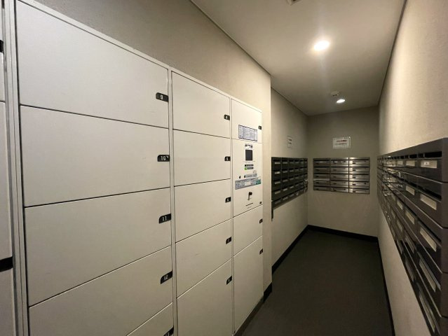 今の時代にふさわしきマンションはココ！太陽光売電、蓄電池も備えた駐車場確保の『レーベンリヴァーレ横濱鶴ケ峰ヒルズ』リノベーション！ペットも飼えるよ♪のその他共用部分|宅配ボックスです。