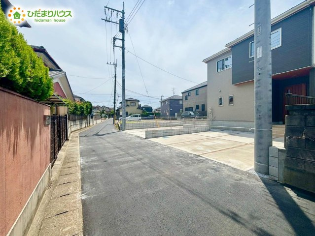 野田市第1桜台　新築戸建　1号棟の前面道路含む現地写真|カースペース２台ＯＫ！前面道路も幅が広いため車庫入れも安心です(^^)/							
