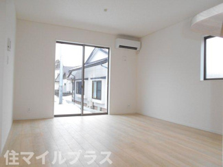 【居間・リビング】 | 会津若松市南千石町新築一戸建て3棟 | おしゃれな居間です