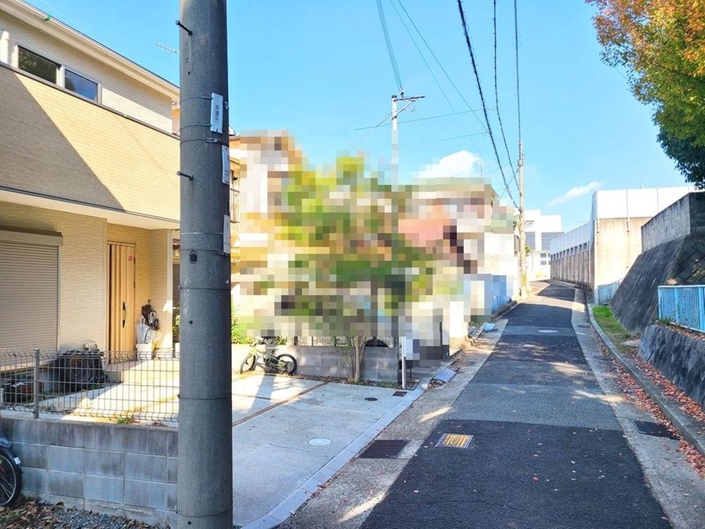 神戸市垂水区本多聞　中古一戸建の前面道路含む現地写真