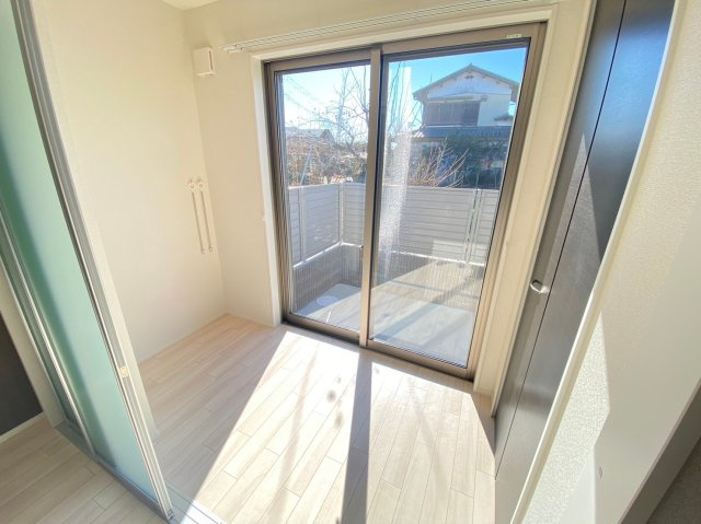 【バルコニー】 | ※同タイプの写真となります。