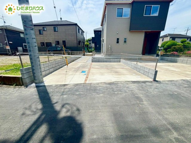 野田市第1桜台　新築戸建　2号棟の駐車場|ご家族でお車に乗る方に！駐車場2台分あります！					
