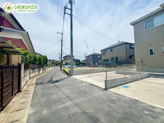 野田市第1桜台　新築戸建　2号棟の前面道路含む現地写真|カースペース２台ＯＫ！前面道路も幅が広いため車庫入れも安心です(^^)/							
