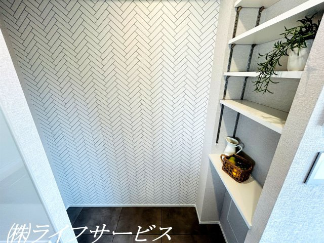 【キッチン】 | 野中北パークマンション | キッチン／冷蔵庫を置くスペースが確保されています！向かいには小物を置ける便利な可動棚あり！