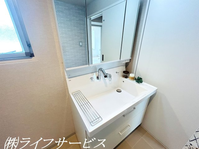 【洗面所】 | 野中北パークマンション | 三面鏡付きの洗面化粧台／しっかりと収納できます！