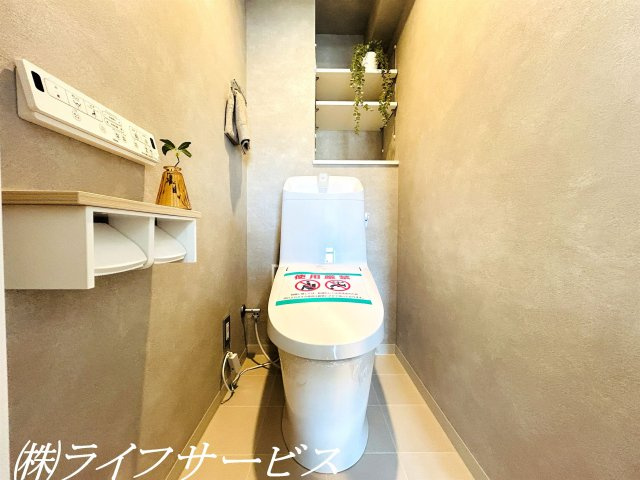 【トイレ】 | 野中北パークマンション | 温水洗浄便座付トイレ／小物を置ける可動棚あり！