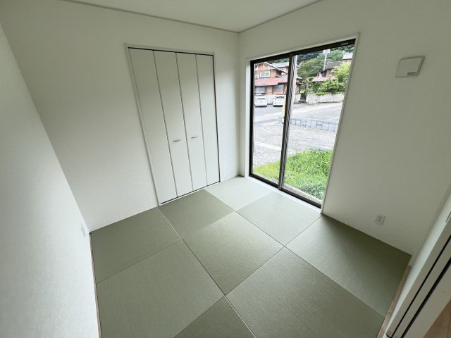 新築　高崎市吉井町下長根第３　クレイドルガーデン　1号棟の和室|　リビング隣の和室はお子様の遊び部屋としてもちょうどいいですね♪							
