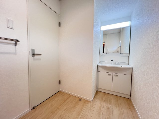 新築　高崎市吉井町下長根第３　クレイドルガーデン　1号棟の独立洗面台|　シャワー付きの洗面台は忙しい朝でも身支度を整えるのにとても便利◎							
