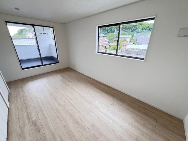 新築　高崎市吉井町下長根第３　クレイドルガーデン　1号棟の洋室|　日当たりと風通しの良い二面採光♪						
					
					
