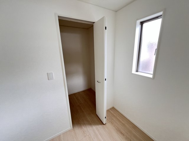 新築　高崎市吉井町下長根第３　クレイドルガーデン　1号棟の収納|　主寝室の大型のウォークインクローゼットは収納ラクラク、お部屋スッキリ♪							
