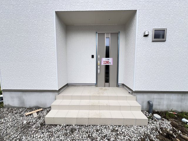 新築　高崎市吉井町下長根第３　クレイドルガーデン　1号棟の玄関|　ポストと一体型のTVモニターホンでセキュリティ安心！

