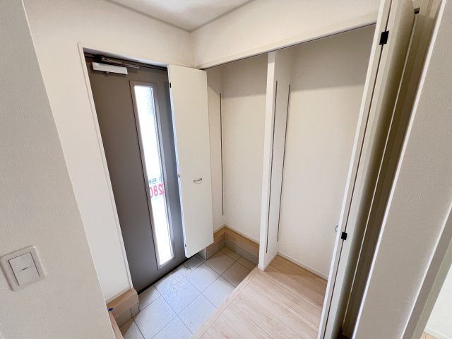新築　高崎市吉井町下長根第３　クレイドルガーデン　1号棟の玄関|　約３０足収納できる下駄箱は中で段の高さを調節できるのでブーツ等もきっちりしまえます！

