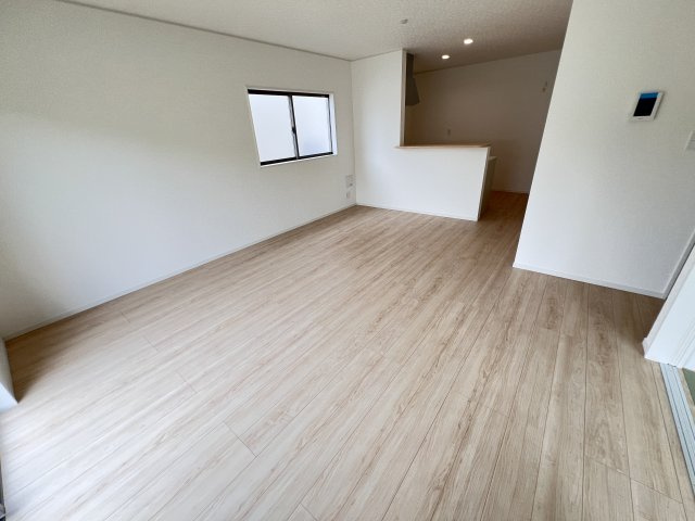 新築　高崎市吉井町下長根第３　クレイドルガーデン　1号棟の居間・リビング|　家族の会話が弾む対面キッチン。お子様の様子も確認できて安心ですね。
