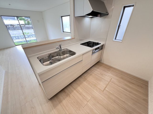 新築　高崎市吉井町下長根第３　クレイドルガーデン　1号棟のキッチン|　間口2550ｍｍで作業スペースも広々！換気扇も汚れが付きにくくお掃除がし易い設計です。
