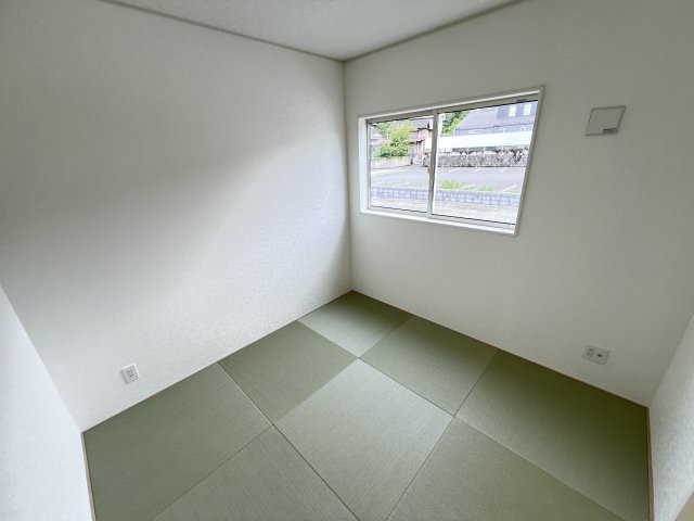 新築　高崎市吉井町下長根第３　クレイドルガーデン　2号棟の和室|　リビング隣の和室はお子様の遊び部屋としてもちょうどいいですね♪							
