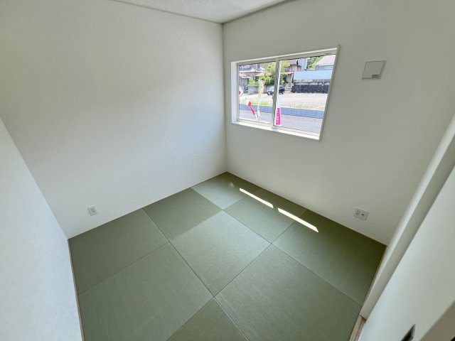 新築　高崎市吉井町下長根第３　クレイドルガーデン　2号棟の和室|　リビング隣の和室はお子様の遊び部屋としてもちょうどいいですね♪							
