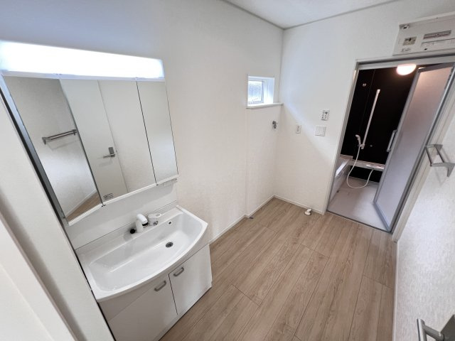 新築　高崎市吉井町下長根第３　クレイドルガーデン　2号棟の独立洗面台|　シャワー付きの洗面台は忙しい朝でも身支度を整えるのにとても便利◎							
