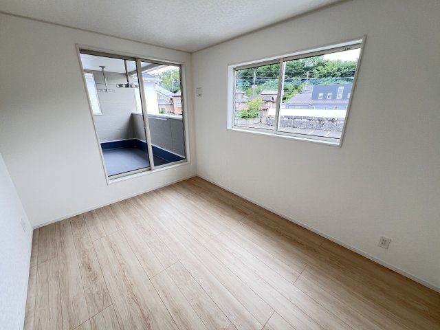 新築　高崎市吉井町下長根第３　クレイドルガーデン　2号棟の洋室|　全室南向きで明るいお部屋、子供部屋は明るい方が良いですよね♪							
					
	
					
					
