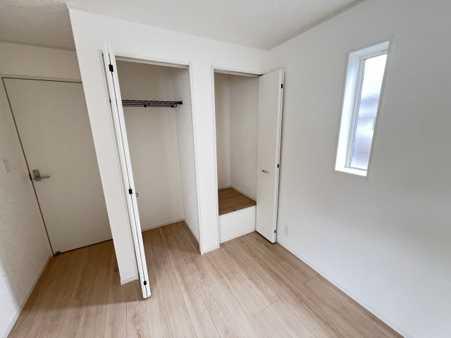新築　高崎市吉井町下長根第３　クレイドルガーデン　2号棟の収納|　それぞれのお部屋に収納スペースがあるのでお片付け上手で室内もスッキリ♪
						
