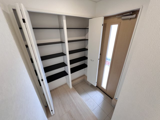新築　高崎市吉井町下長根第３　クレイドルガーデン　2号棟の玄関|　約３０足収納できる下駄箱は中で段の高さを調節できるのでブーツ等もきっちりしまえます！
