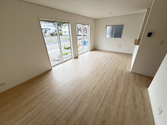新築　高崎市吉井町下長根第３　クレイドルガーデン　2号棟の居間・リビング|　18.5帖の広々リビングはご家族みんなでゆったりくつろげます♪

