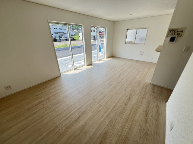 新築　高崎市吉井町下長根第３　クレイドルガーデン　2号棟の居間・リビング|　18.5帖の広々リビングはご家族みんなでゆったりくつろげます♪

